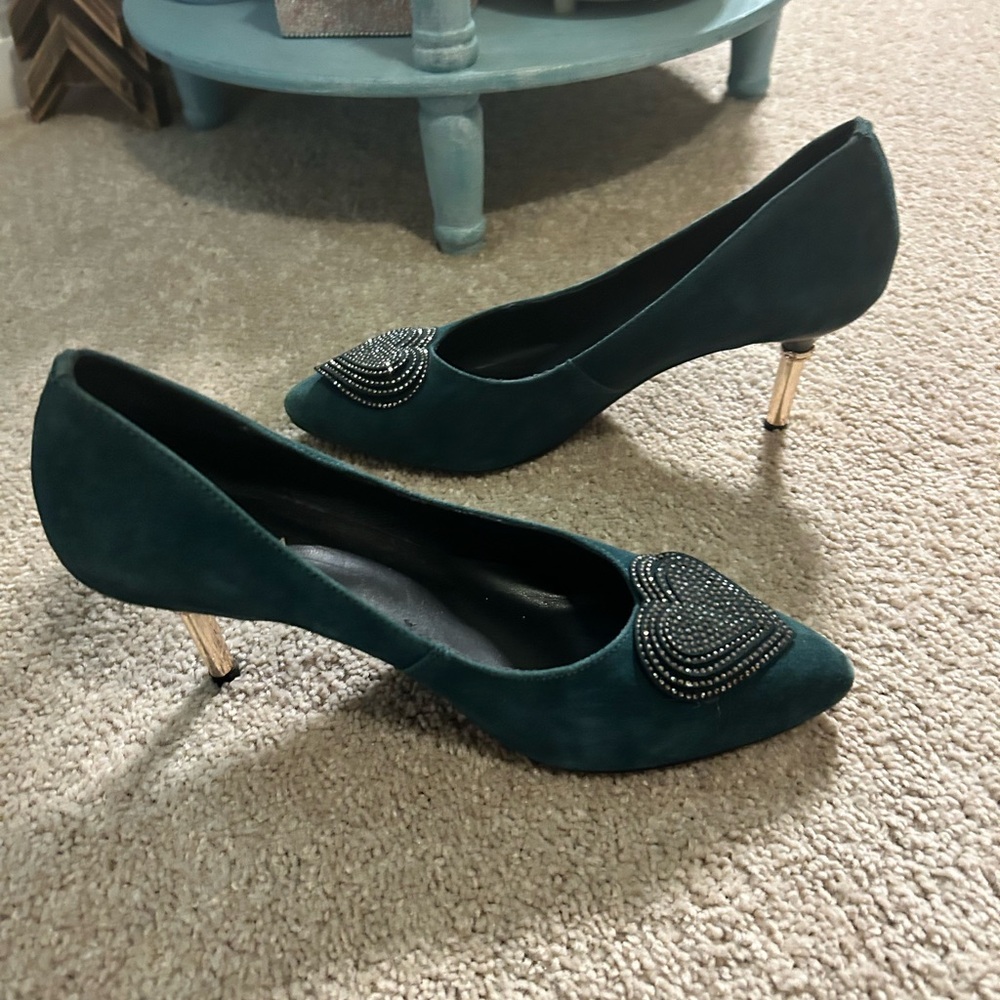 Calida Elegant Green Suede Heels with Embellished Heart Toe Gold Heels